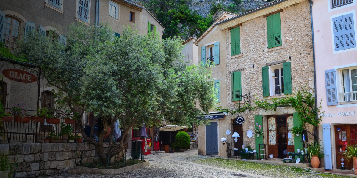 Moustiers-Sainte-Marie-village-provence-villa-castellane-hotel-restaurant-spa-Gréoux-les-Bains